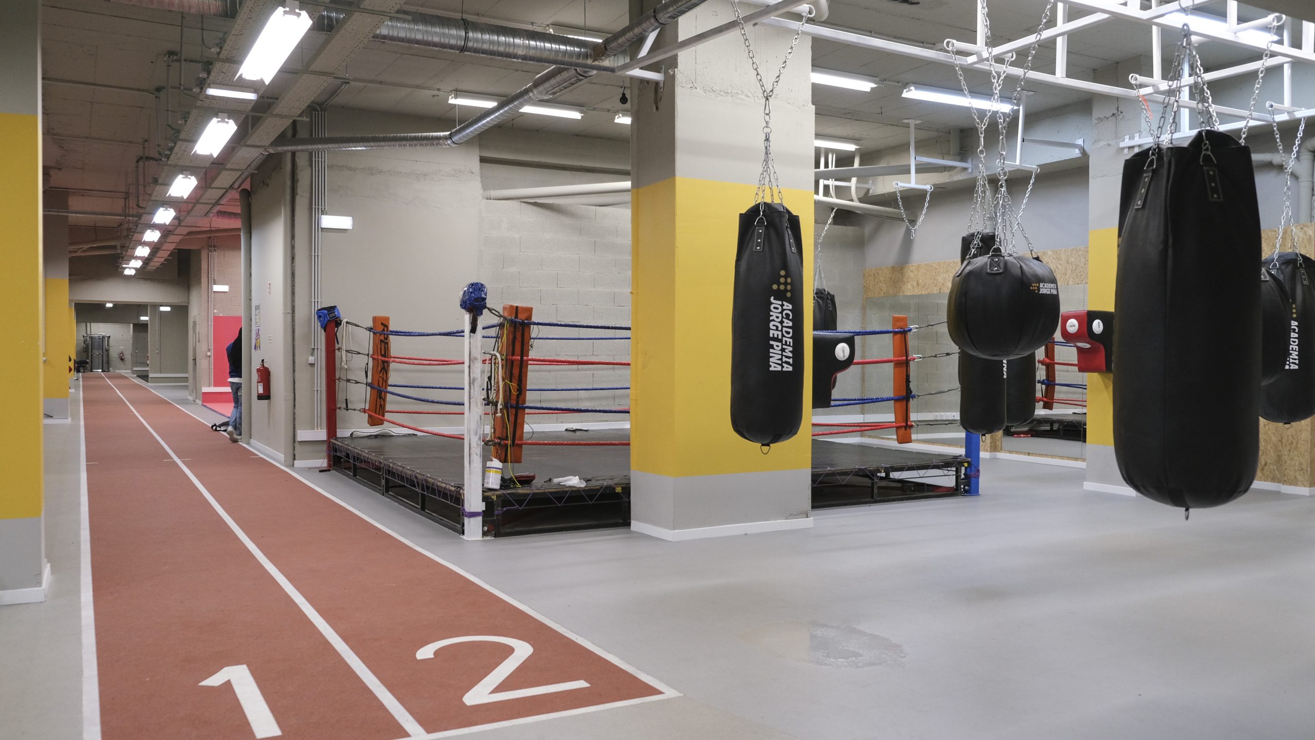 Imagem do interior das instalação da Academia Jorge Pina, com sacos de boxe.
