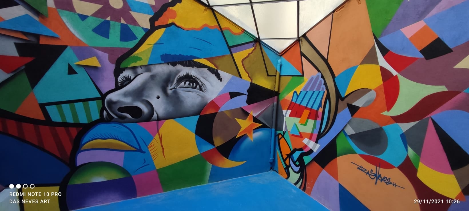 Imagem do interior das instalação da Academia Jorge Pina, pintural moral colorida.