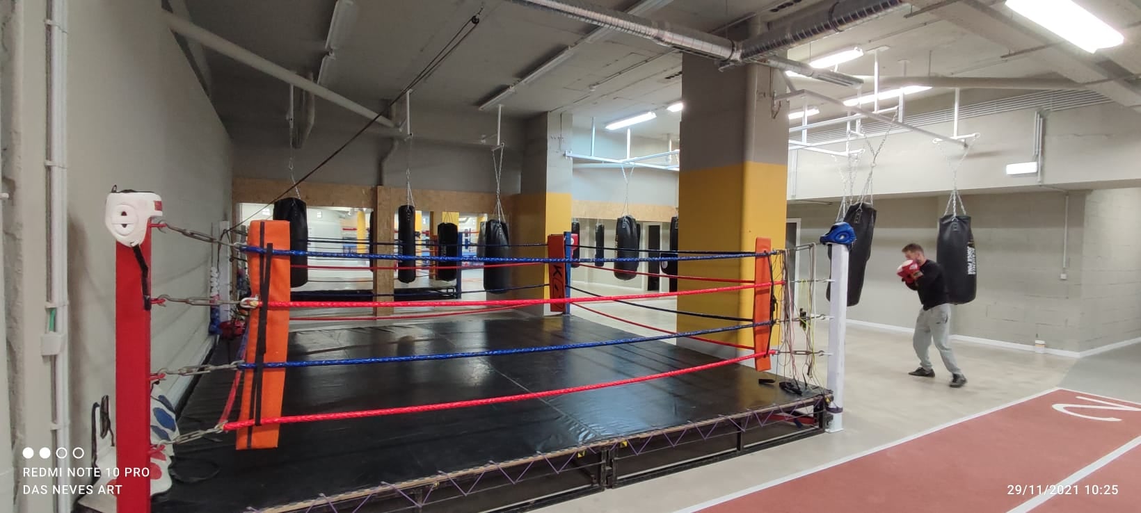 Imagem do interior das instalação da Academia Jorge Pina, ringue de boxe.