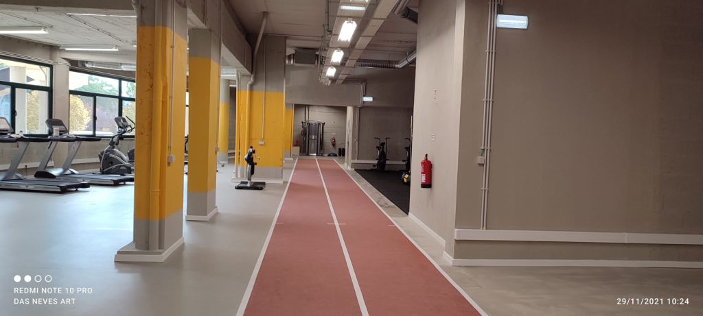 Imagem do interior das instalação da Academia Jorge Pina.