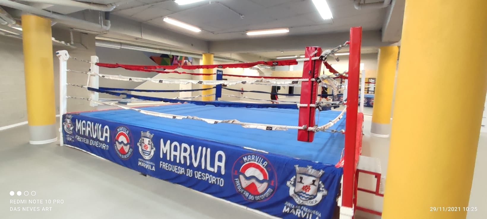 Imagem do interior das instalação da Academia Jorge Pina, ringue de boxe.