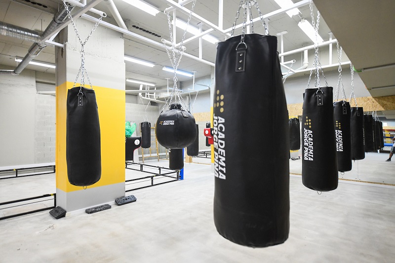 Imagem do interior das instalação da Academia Jorge Pina, com sacos de boxe.